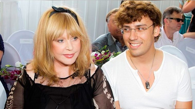 Резко похорошела: на семейном фото Пугачева похвасталась стройными ногами в платье-майке 6