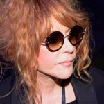 Стало плохо: от могилы Юдашкина Пугачева уходила, повиснув на руках охранников (ФОТО) 14 Maket Moldova 1650871362 23