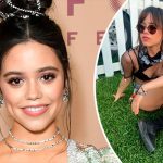 Строгий жакет и мини-шорты: 20-летняя Дженна Ортега соблазнила стройными ножками в необычном наряде 20 Maket Moldova 1650871362 7