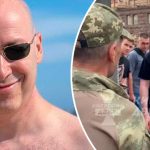 Спустя неделю Гордон так и не нашёл доказательств, что человек в форме, которого он послал - не настоящий военный 15