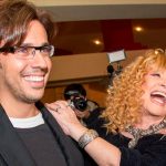 Папарацци сняли Пугачеву и Галкина прогуливающихся под руку на Кипре: раздавали автографы обступившим поклонникам 13 Maket Moldova 1650871362 2