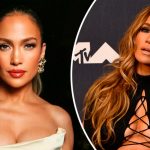 54-летняя Дженнифер Лопес засветила на красной дорожке обнаженный бюст в провокационном «металлическом» топе 14 Maket Moldova 1650871362 26