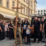 Внуки несут портреты, сотни людей стоят у храма: во Львове прощаются с Ириной Фарион 18 original e1721585767272 758x426 1