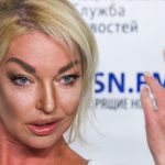 Позорище: нетрезвая Волочкова в огромном кокошнике выперлась на сцену фестиваля в Москве 14 w720h405fill