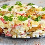 salat iz krabovymy palychkamy ta suharykamy