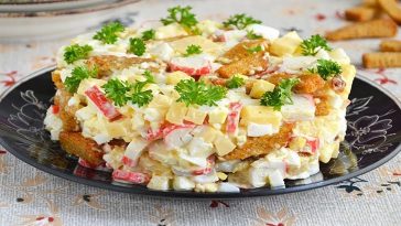 salat iz krabovymy palychkamy ta suharykamy