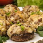 «Вместо мяса едим грибные шляпки»: фаршированные шампиньоны подходят для ужина и на праздничный стол 16 shampinjony farshyrovani