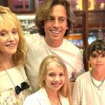 Уже догнал маму по росту: Алла Пугачева засветилась на прогулке с сыном на Кипре 12 347187936991030