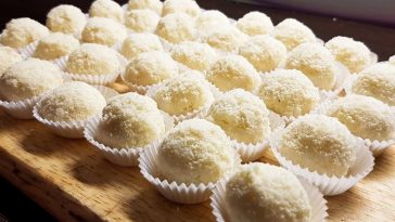 vsogo 3 ingrediyenta ta 10 hvylyn gora domashnih kokosovyh czukerok na usyu simyu