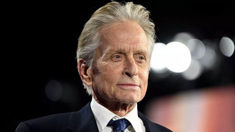 Майкл Дуглас на редких кадрах показался со взрослыми сыновьями от разных жен 6