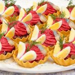 «Селедка под шубой» в закусочных тарталетках. Любимый салат на новый лад 16 «Селедка под шубой» в закусочных тарталетках.