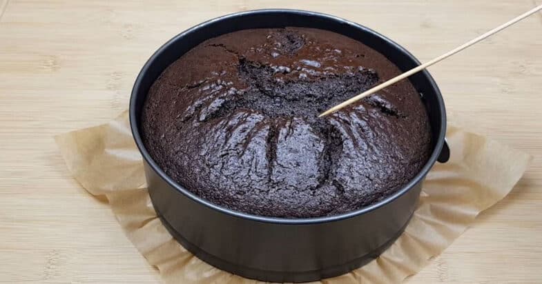 Vous ne pouvez pas acheter un tel gâteau au chocolat avec des cerises dans le magasin ! Facile à préparer !