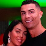 Невеста Роналду в винтажном платье с глубоким вырезом в зоне декольте сделала фото среди экспонатов Dior 18 Невеста Роналду в винтажном платье с глубоким вырезом в зоне декольте сделала фото среди экспонатов Dior