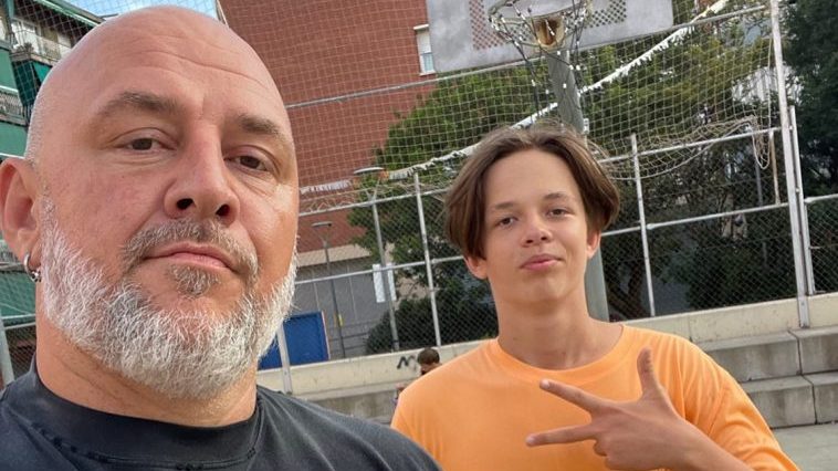 Спортзал, розовые шорты и посиделки с сыном: Потап показал зарубежные будни