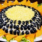 Салат «Подсолнечник»: рецепт, который вкуснее Шубы и Оливье, по мнению гостей 16 Салат «Подсолнечник»: рецепт, который вкуснее Шубы и Оливье, по мнению гостей