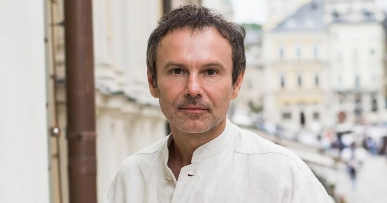 Святослав Вакарчук тронул кадром с мамой и поделился последней просьбой покойного отца 6 Святослав Вакарчук тронул кадром с мамой и поделился последней просьбой покойного отца