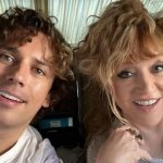 Шагает в ногу с модой: 75-летняя Пугачева в кожаном total black посетила выступление проукраинских артистов