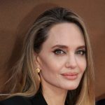 Анджелина Джоли показала, как вместе с сыном от Питта, помогает пострадавшим в пожаре в Лос-Анджелесе 13 Анджелина Джоли показала, как вместе с сыном от Питта помогает пострадавшим в пожаре в Лос-Анджелесе