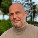 "Попрошайка": Потап засветился на площади за границей с плакатом в руках 15 "Попрошайка": Потап засветился на площади за границей с плакатом в руках