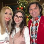 Ольга Сумская вместе с семьей и коллегами из спектакля «Наши Кайдаши» развлеклись на горнолыжном курорте в Буковеле