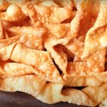 Хворост – хрустящее лакомство к чаю: классический рецепт