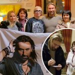 Подстригся и отпустил бородку: помолодевший до неузнаваемости Олег Винник встретился с «волчицами» в Праге 19 Олег Винник