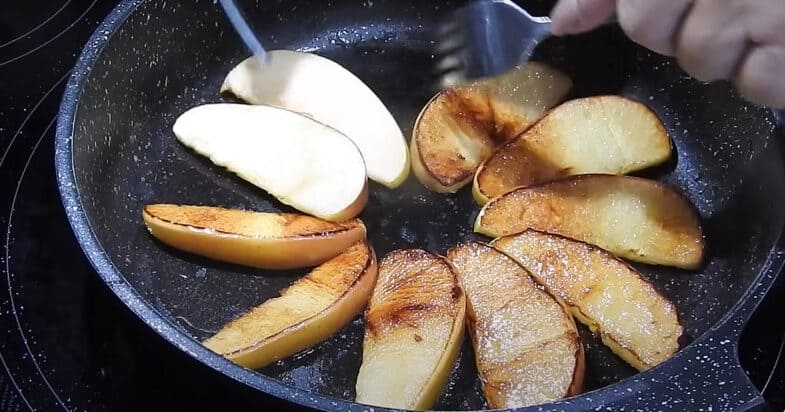 Быстрый яблочный пирог без духовки – простой и вкусный завтрак за несколько минут!