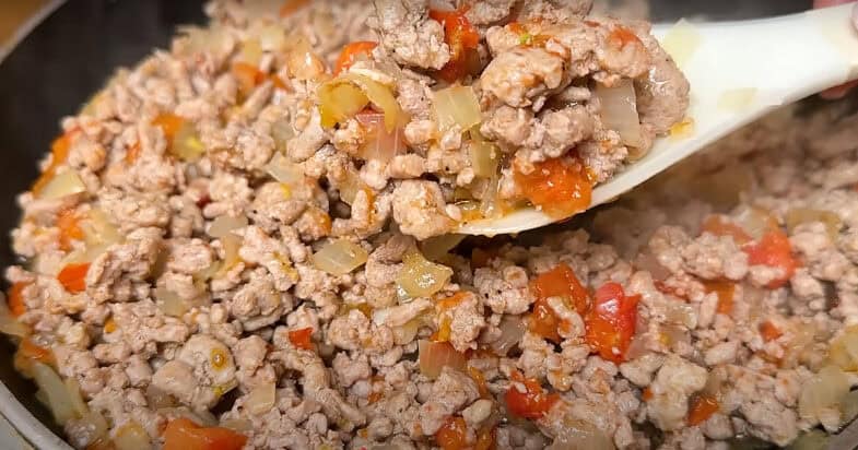 Как приготовить вкусные блины с сыром и мясной начинкой: простой рецепт для всей семьи