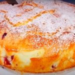 Ароматный пирог с чёрной смородиной: быстрый и вкусный рецепт