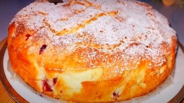 Ароматный пирог с чёрной смородиной: быстрый и вкусный рецепт