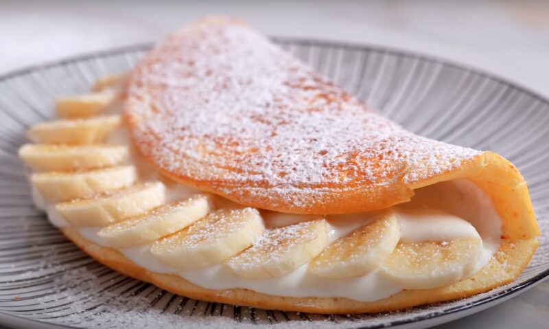 Воздушный блинчик с кремом и бананом – нежный десерт на завтрак! 🥞🍌