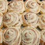 Синнабоны с орехами и сливочно-карамельным соусом – нежные булочки, которые покорят вас с первого укуса!