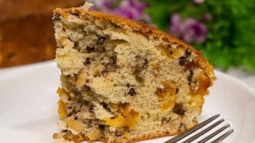 Жидкий пирог на йогурте: быстрый и нежный десерт без замеса теста