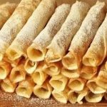 Хрустящие вафельные трубочки на сковороде: идеальный десерт к чаю за 5 минут