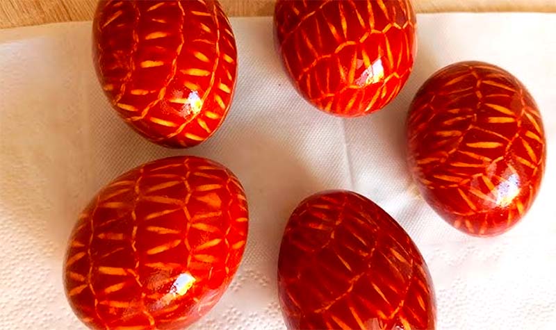 Как покрасить яйца на Пасху в домашних условиях: натуральный способ с узором