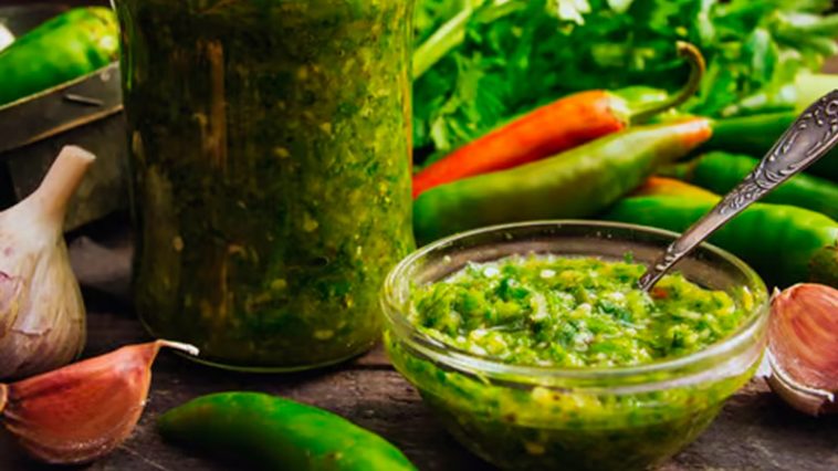 Готовлю такую зелёную аджику уже третий год подряд — без варки и стерилизации