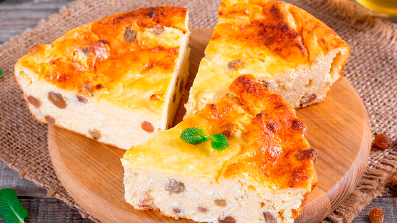 Нежнейшая творожная запеканка с сухофруктами: просто, быстро и невероятно вкусно