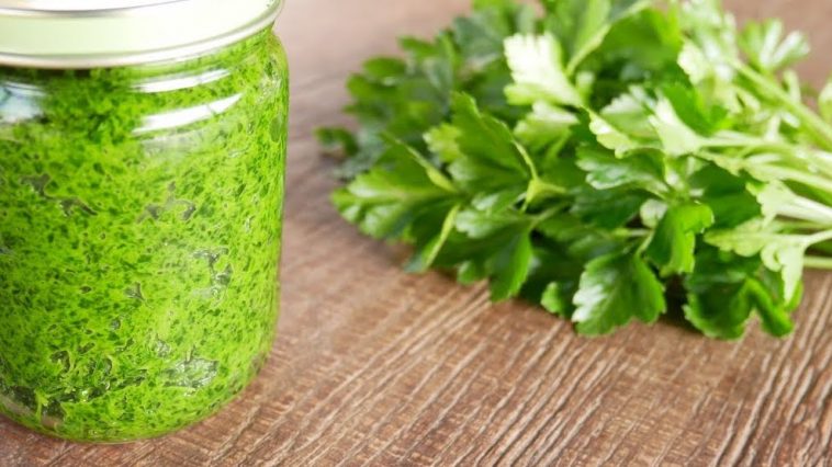 Зелень круглый год: простой и вкусный рецепт хранения без заморозки