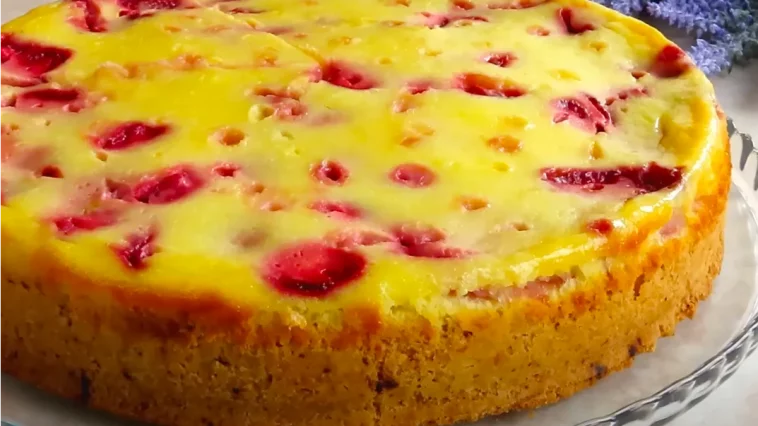 Клубничный пирог со сметанной заливкой — десерт, покоряющий с первого кусочка!