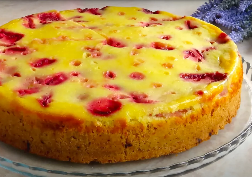 Клубничный пирог со сметанной заливкой — десерт, покоряющий с первого кусочка!