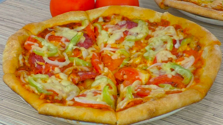 Молниеносная пицца на кефирном тесте без дрожжей — пышная, нежная и готова за 5 минут!