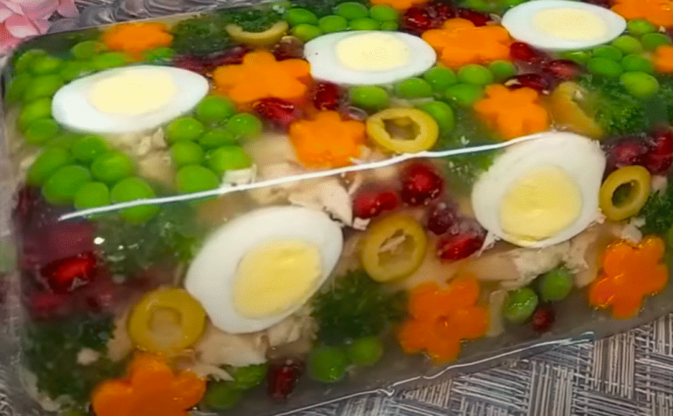 Праздничное куриное заливное: лучше любого холодца!