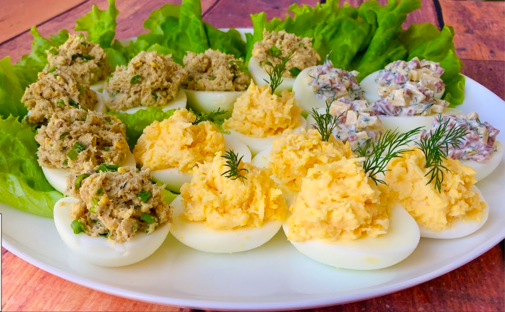 Гости будут в восторге! Фаршированные яйца по-новому - 3 невероятно вкусные начинки