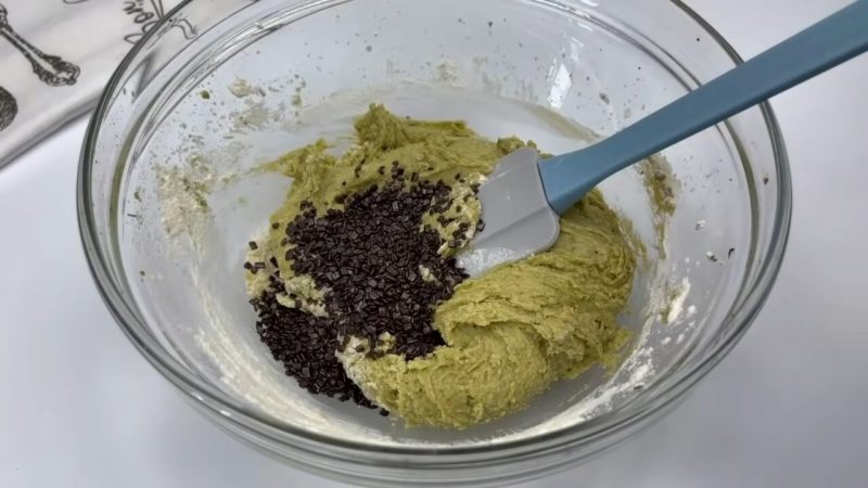 Domowe ciasteczka miętowe z kawałkami czekolady: orzeźwiający deser o wyjątkowym smaku 10 Domowe ciasteczka miętowe z kawałkami czekolady: orzeźwiający deser o wyjątkowym smaku