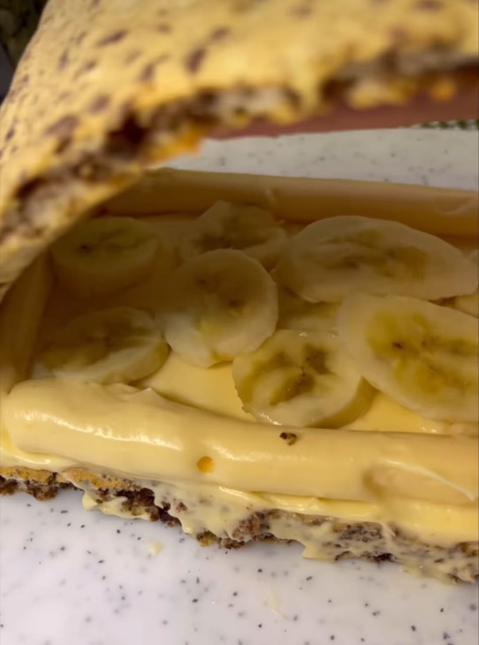 🍰 Пляцок «Невесомость» — десерт, который тает во рту! Белково-шоколадные коржи, заварной крем и ягоды создают вкус настоящего мороженого