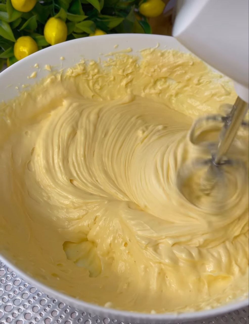 🍰 Пляцок «Невесомость» — десерт, который тает во рту! Белково-шоколадные коржи, заварной крем и ягоды создают вкус настоящего мороженого