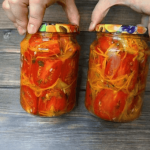 Пикантный салат из помидоров с чесноком на зиму — вкусно, ароматно и без хлопот! 14 Пикантный салат из помидоров с чесноком на зиму — вкусно, ароматно и без хлопот!