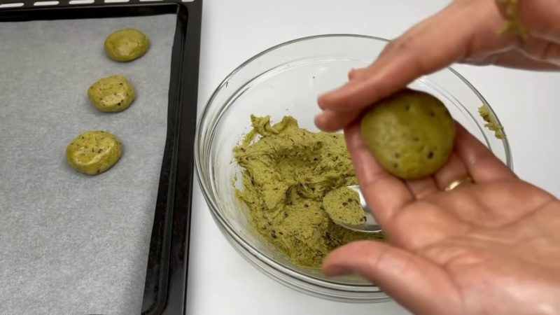 Domowe ciasteczka miętowe z kawałkami czekolady: orzeźwiający deser o wyjątkowym smaku 11 Domowe ciasteczka miętowe z kawałkami czekolady: orzeźwiający deser o wyjątkowym smaku