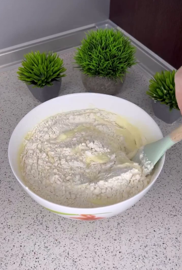 Пышный кекс на сметане с изюмом и орехами — идеальная домашняя выпечка к чаю!🍰
