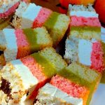 🍰 Яркий польский пляцек с яблоками, сливочно-сырным кремом и бисквитами — десерт, который покорит с первого кусочка! 16 493517731 721824537075287 6612738255834946753 n e1746214270465